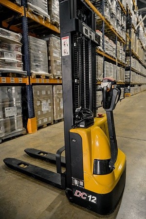 Штабелер электрический самоходный CHL CDD12J-LI 1,2 т 2м Li-Ion: 24/60 В/Ач